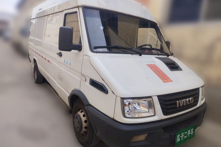 Used Iveco Daily 2021 2.8T V40 VAN厢式 Cargo Van 3-Seater Long Wheelbase Mid-Roof Design Dual Tires Manual Door
