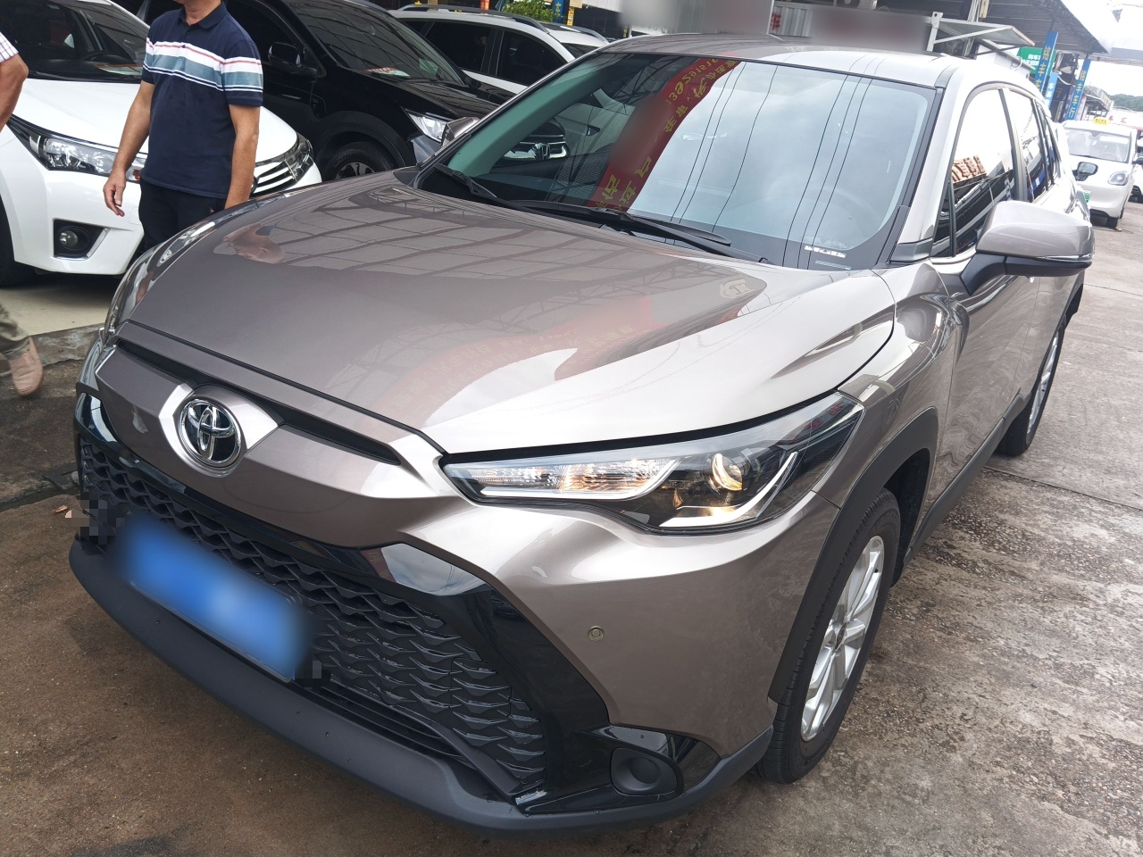 تحت مقدمة السيارة