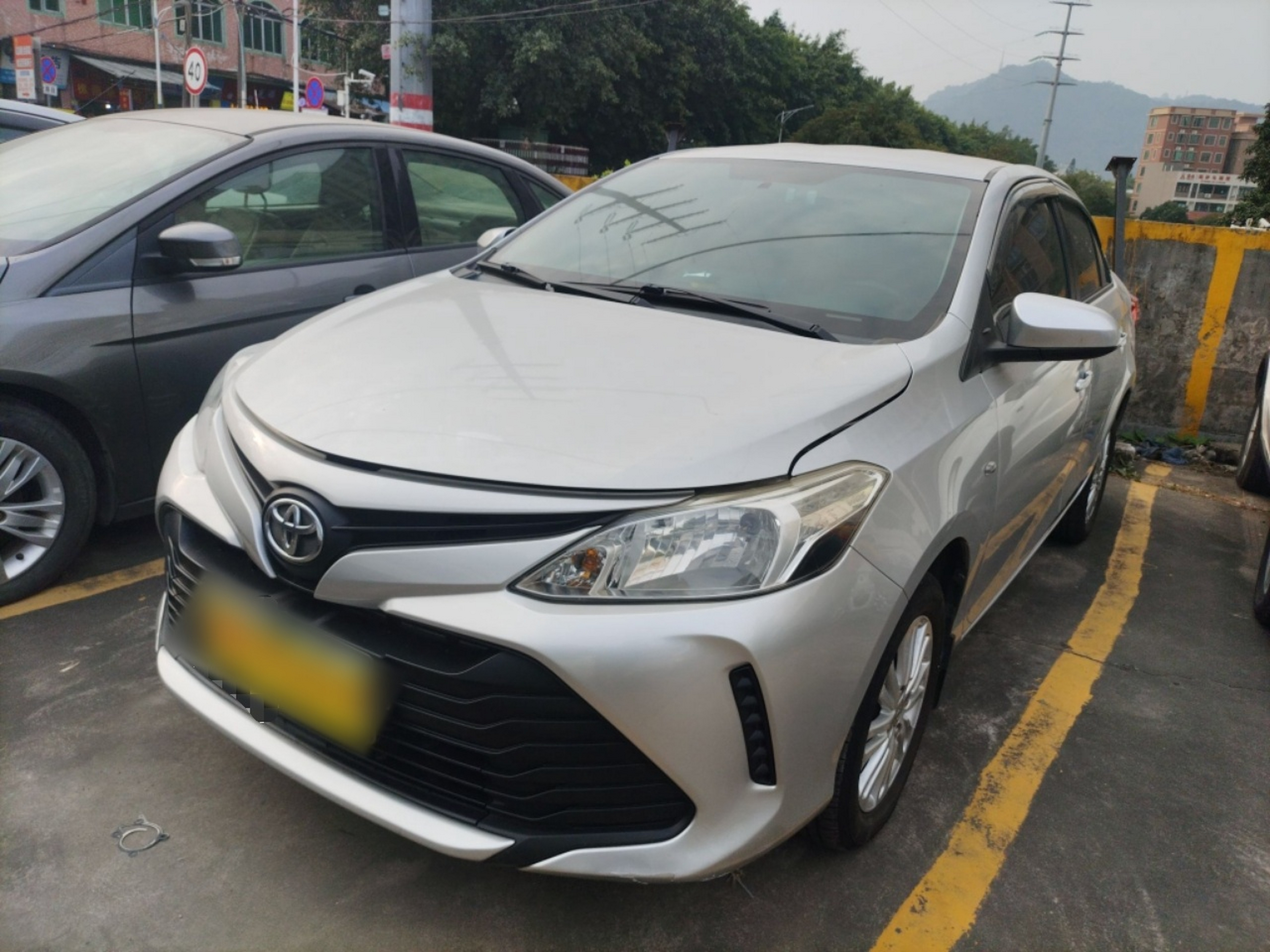 تحت مقدمة السيارة