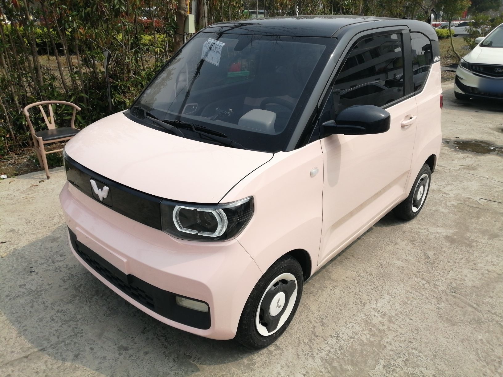 Под передней частью автомобиля