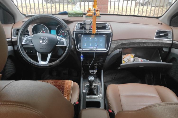 Used BAIC Weiwang S50 2016 1.5T Manual Lede Premium Edition Center Console