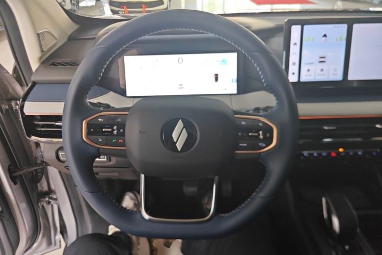 Used Livan 9 2023 470 km Executive Version
