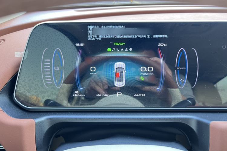 Used ORA Good Cat 2023 401 km Standard Range Luxury Version Lithium Iron Phosphate
