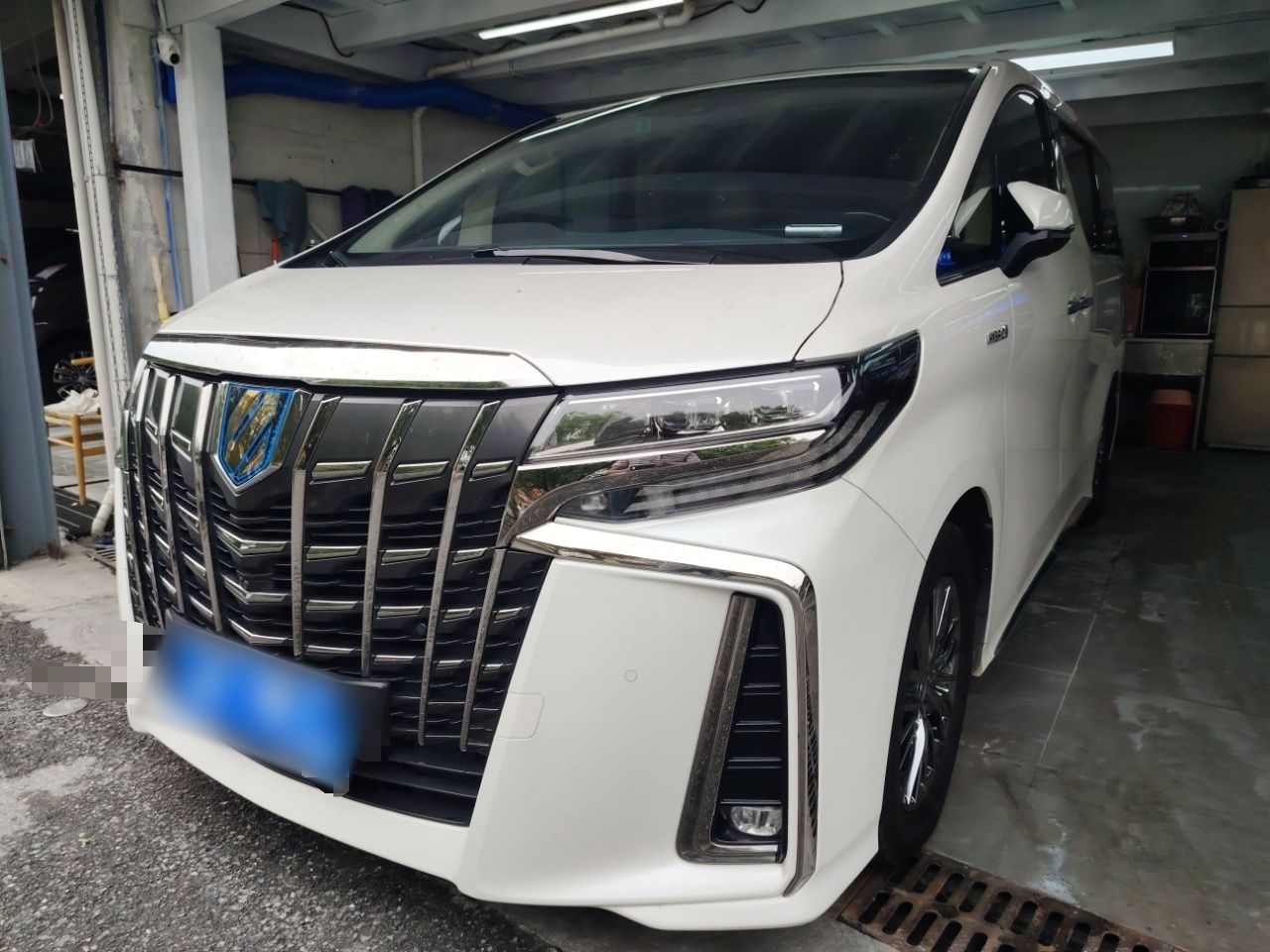 تحت مقدمة السيارة