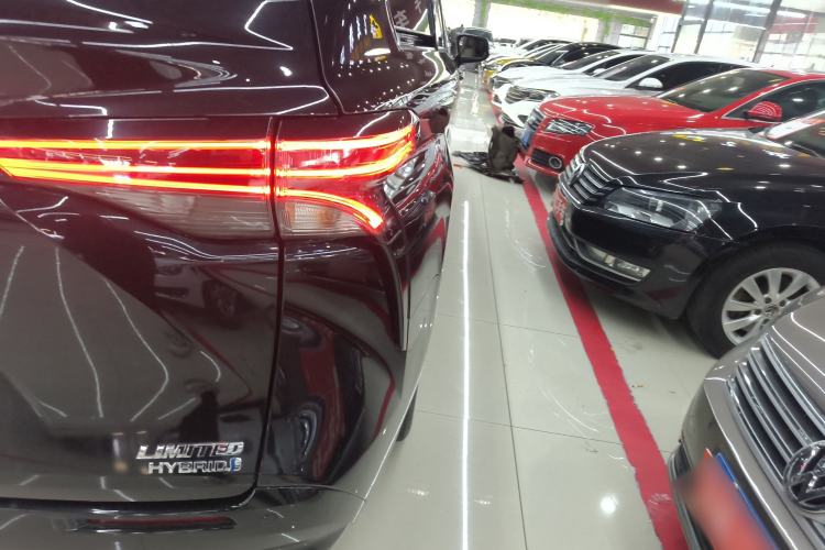 Used Toyota Sienna 2023 2.5L Hybrid Deluxe Edition