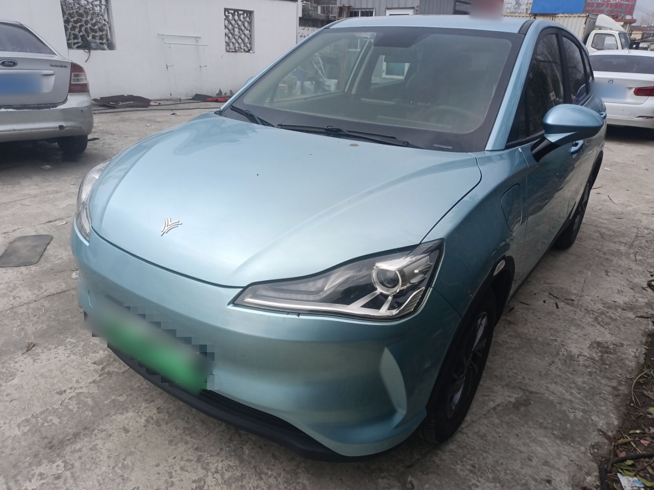 تحت مقدمة السيارة