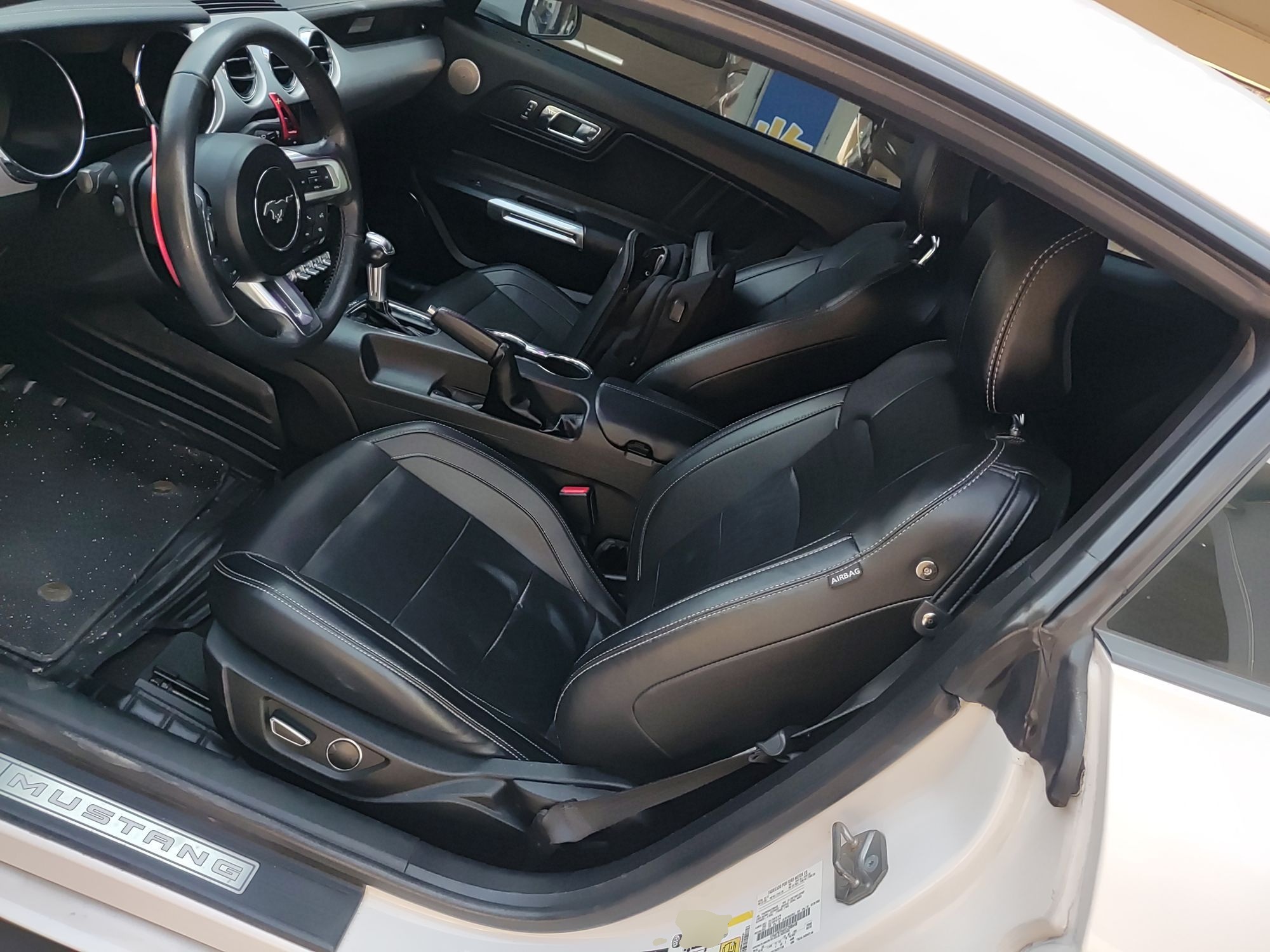 Переднее сиденье в автомобиле