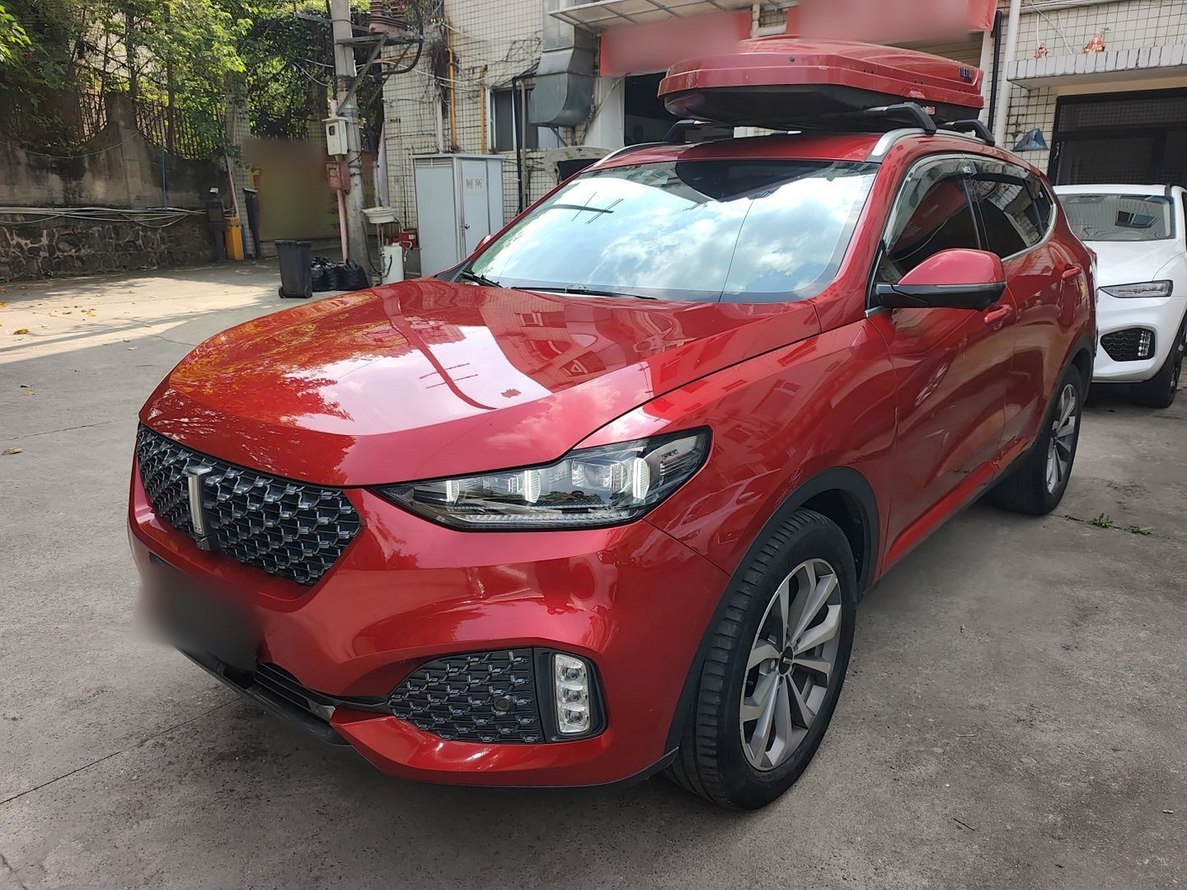 تحت مقدمة السيارة