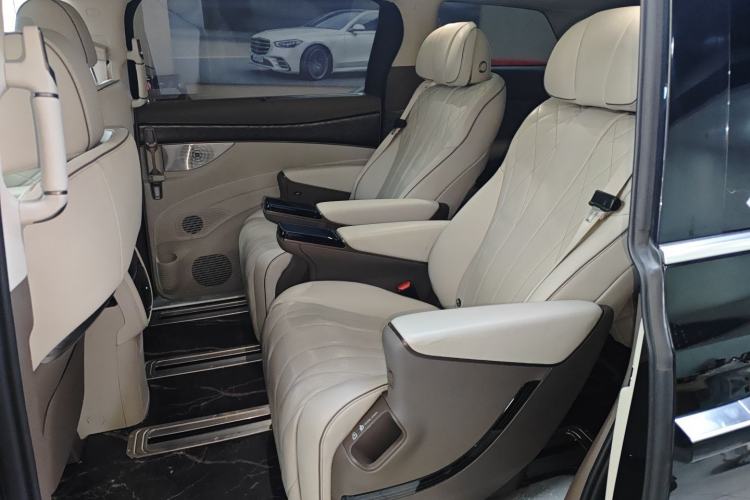 Used Denza D9 2022 DM-i 1040 Prestige Model
