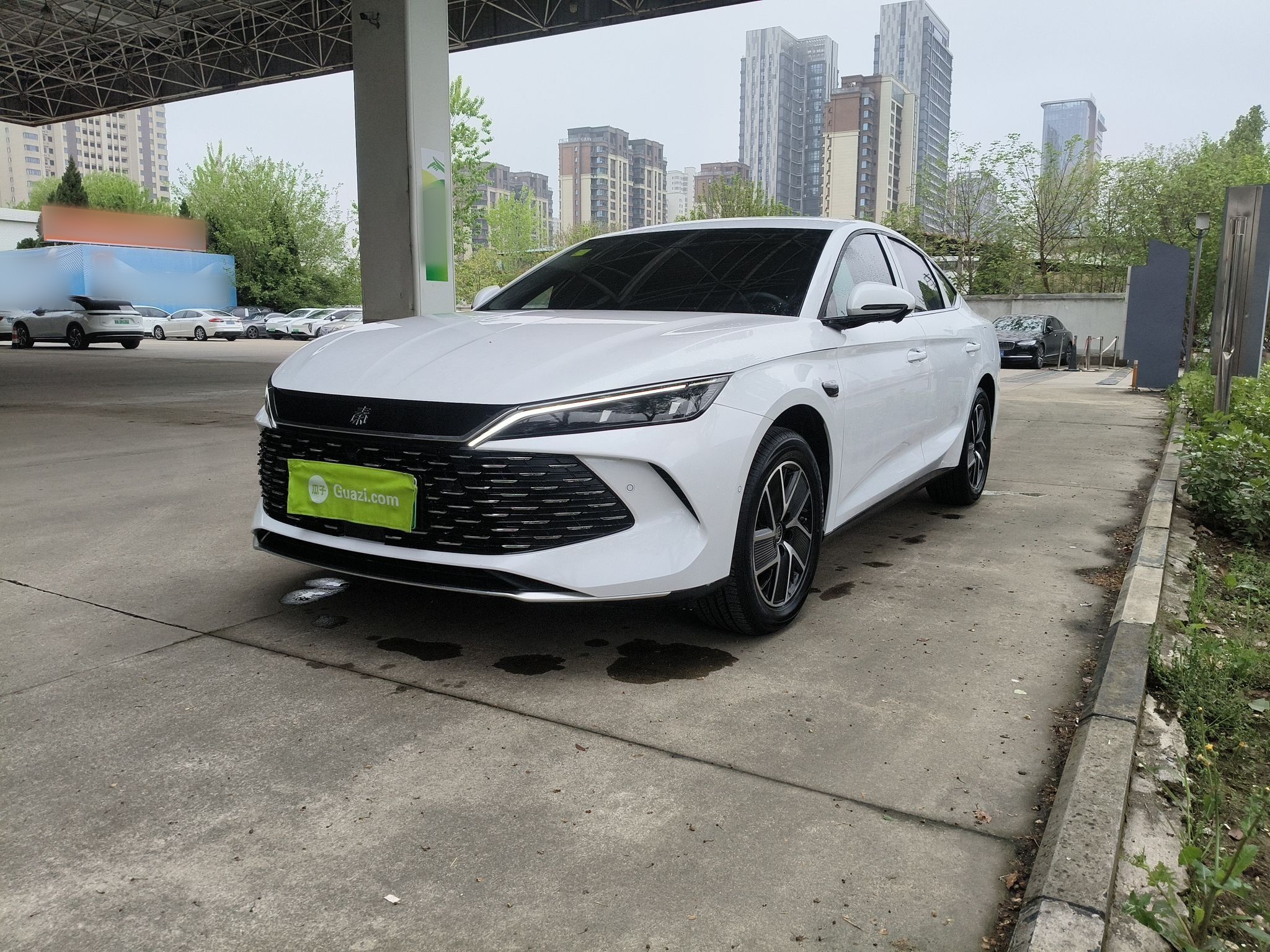 Под передней частью автомобиля