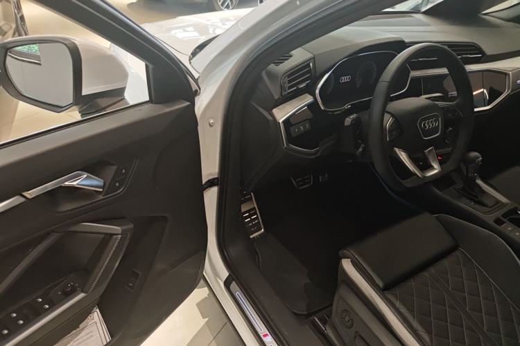 Used Audi Q3 2024 35 TFSI Fashion Dynamic Edition Driver Seat