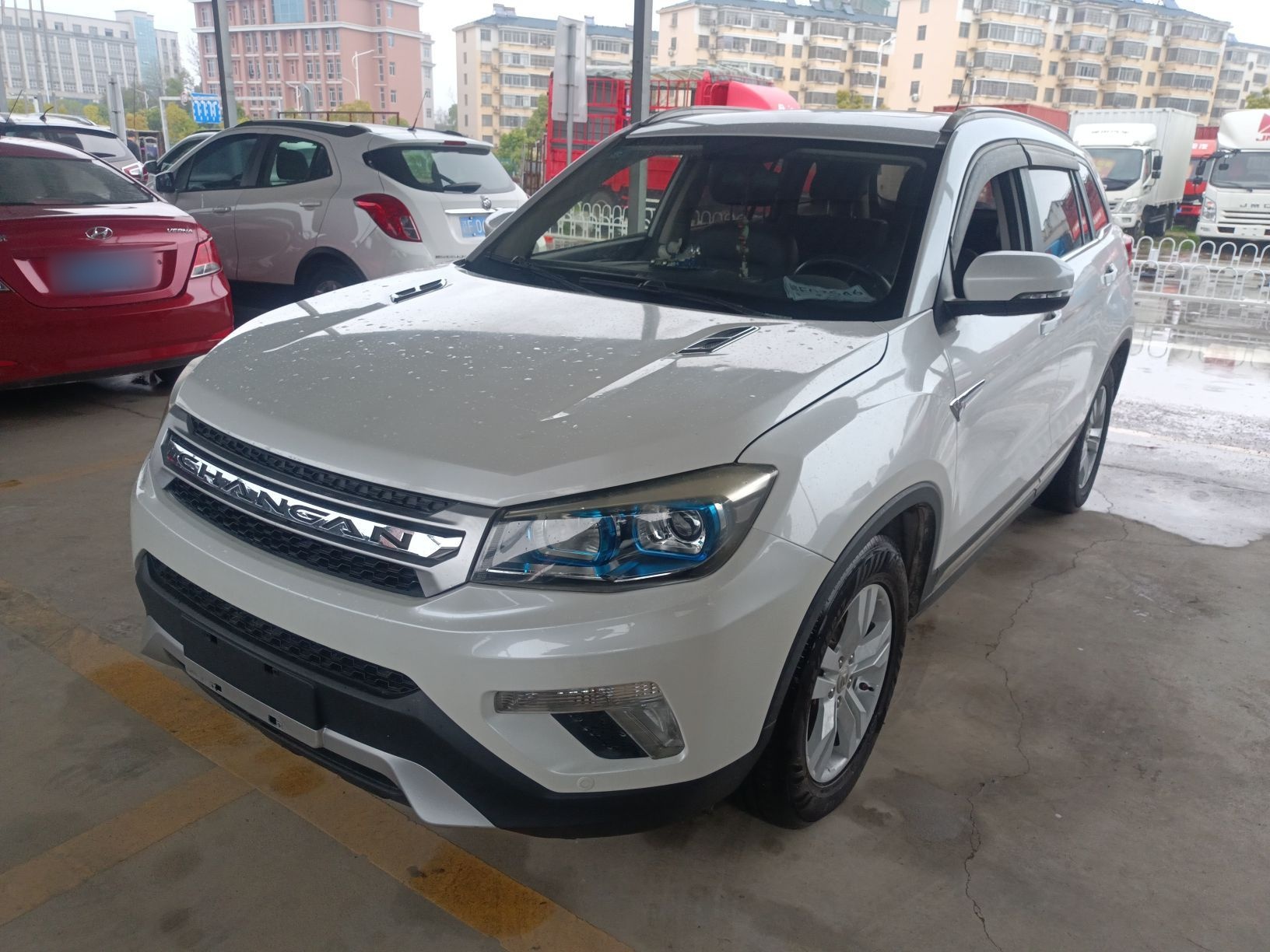 تحت مقدمة السيارة