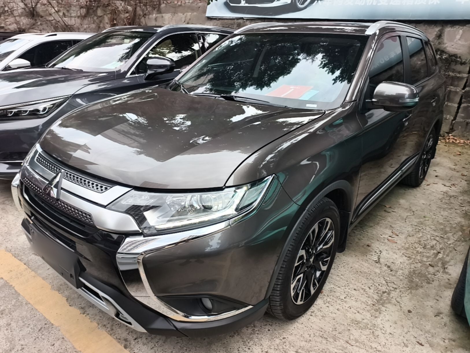 Под передней частью автомобиля