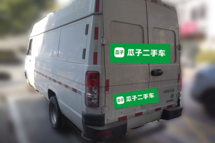 Used Iveco Daily 2023 2.5T V40 Van Long Wheelbase Mid-Roof Design Dual Tires Side-Swing Doors 2-3 Seater