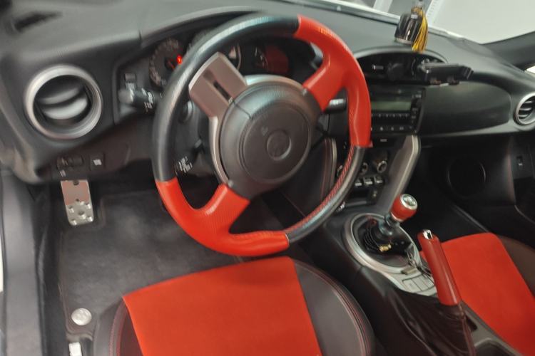 Used Toyota 86 2013 2.0L Manual Luxury Version
