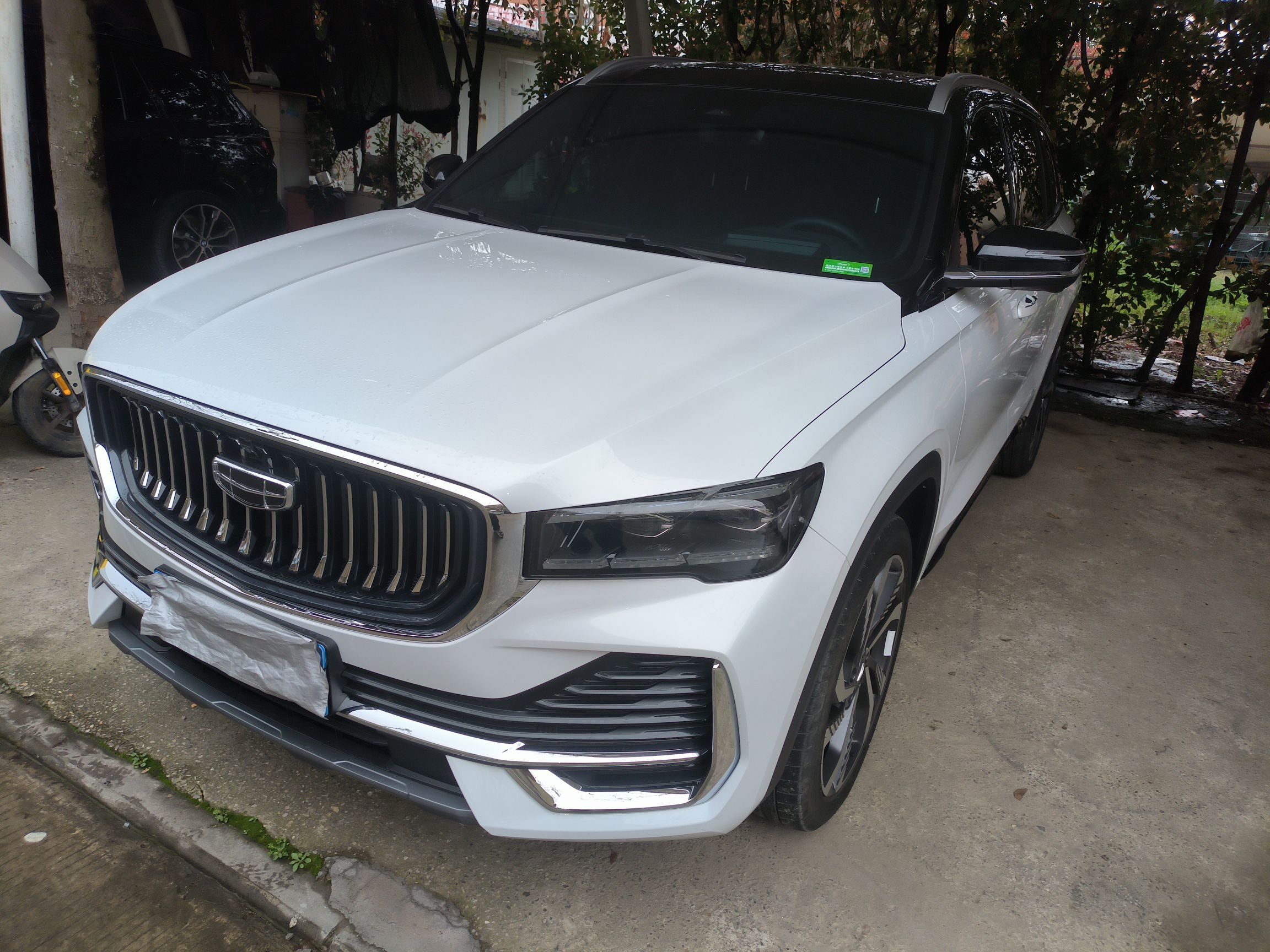 تحت مقدمة السيارة