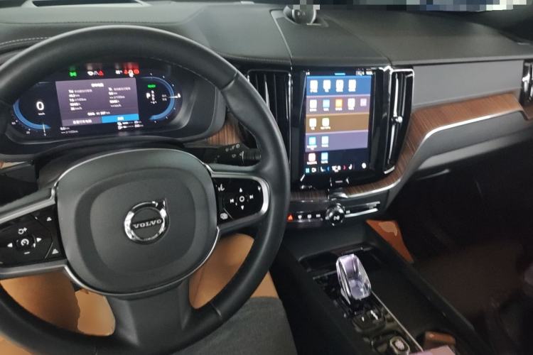 Used Volvo XC60 New Energy 2025 Plug-in Hybrid Long-Range All-Wheel Drive Smart Luxury Edition Center Console