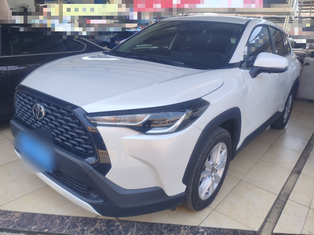 تحت مقدمة السيارة