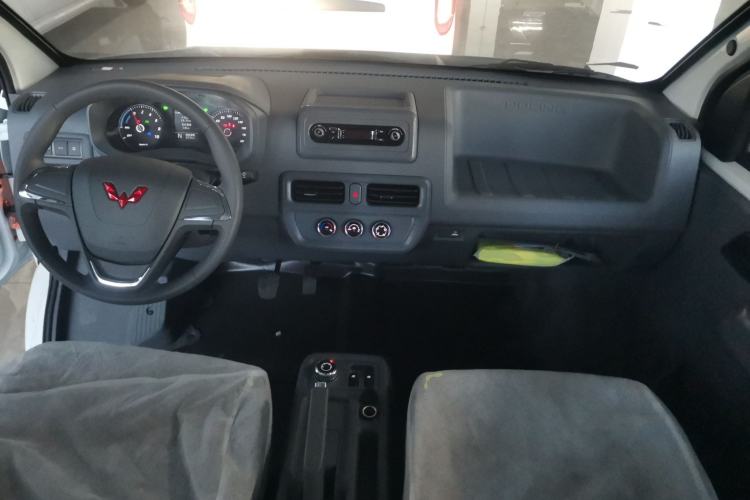 Used Wuling Yangguang 2025 Model 310KM Bus Edition—Customized by CATL