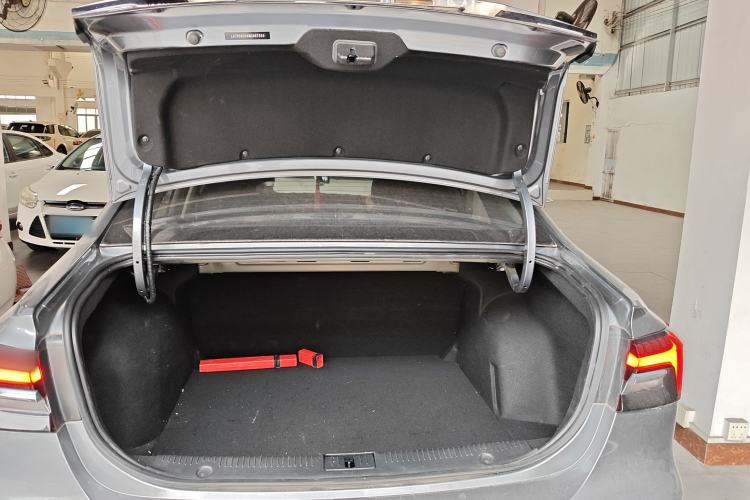 Used Roewe i6 MAX 2020 300TGI Automatic "Swell Cool Smart Drive" Edition Trunk