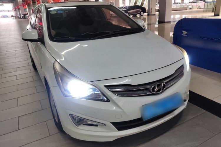 Used Hyundai Verna (older generation) 2014 1.4L Automatic Leading-Edge GLX Front Right 45 Deg