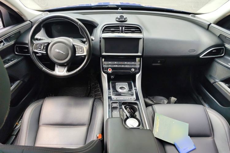 Used Jaguar XEL 2019 2.0T 200 PS Deluxe Edition Center Console