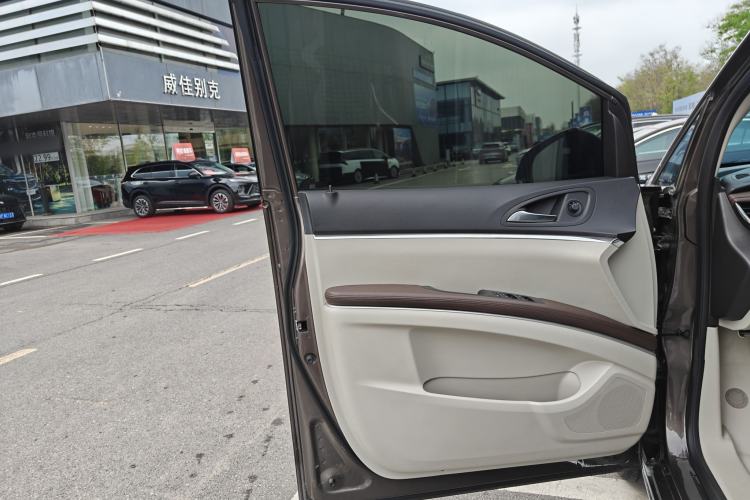 Used Buick GL8 2023 Land Executive Class Comfort Model