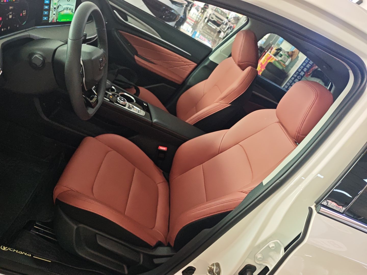 المقاعد الأمامية داخل السيارة