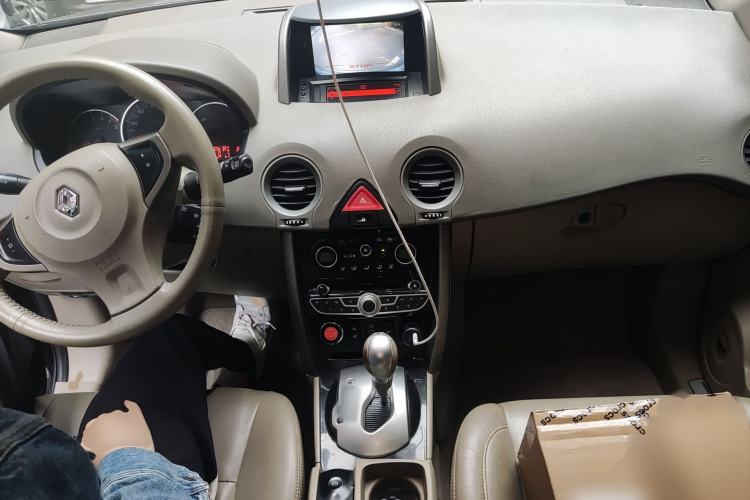 Used Renault Koleos 2010 2.5L 4x4 Comfort Edition Center Console