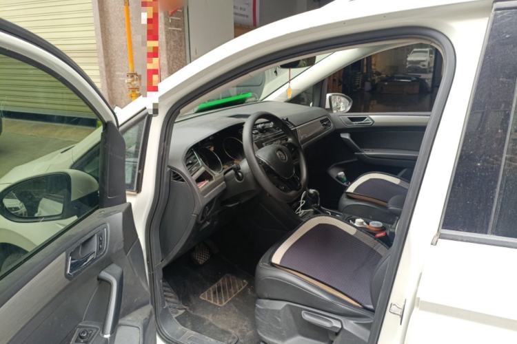 Used Volkswagen Touran 2016 Volkswagen Touran L 280TSI DSG Comfort Edition Interior 3