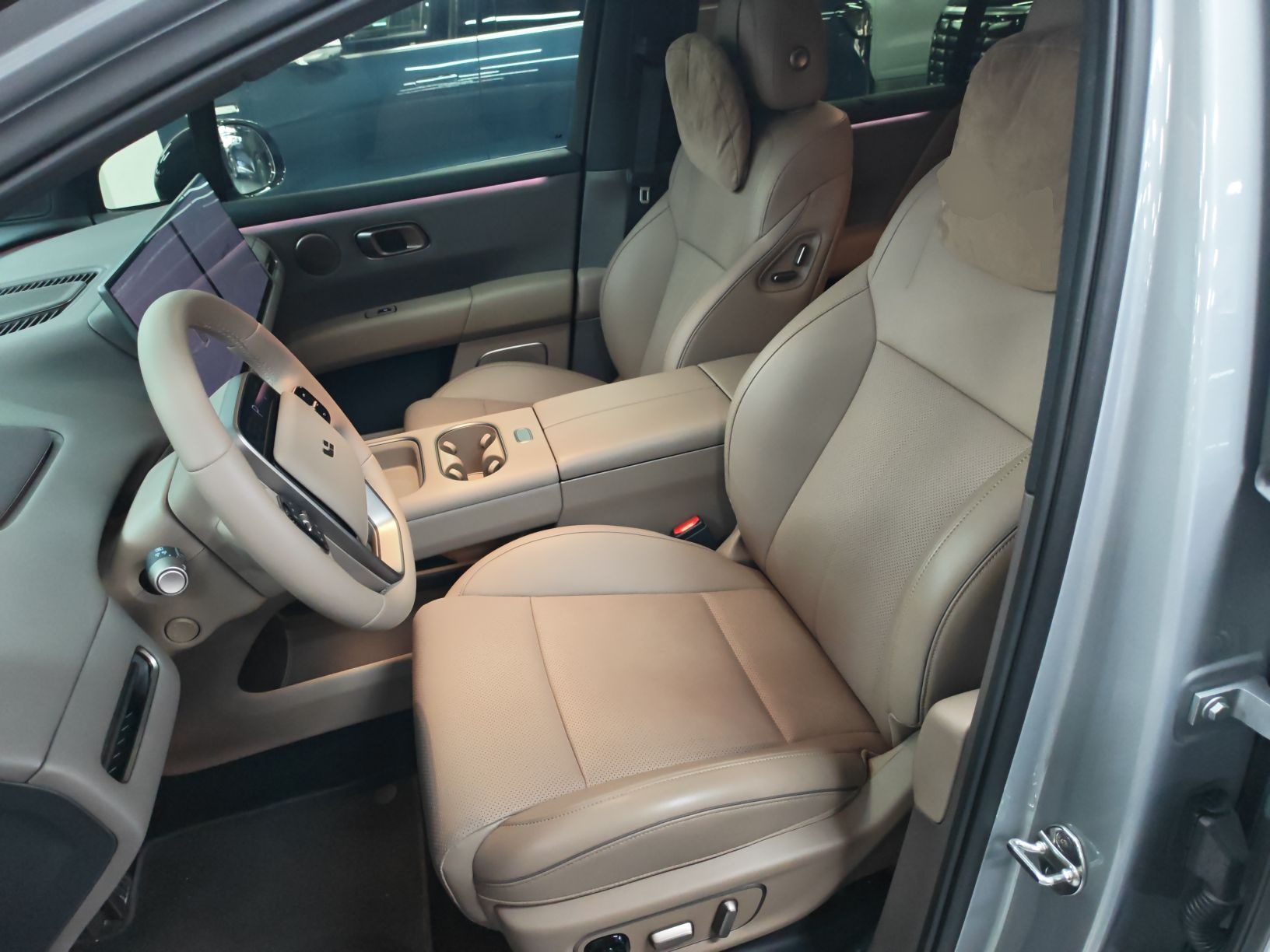 المقاعد الأمامية داخل السيارة