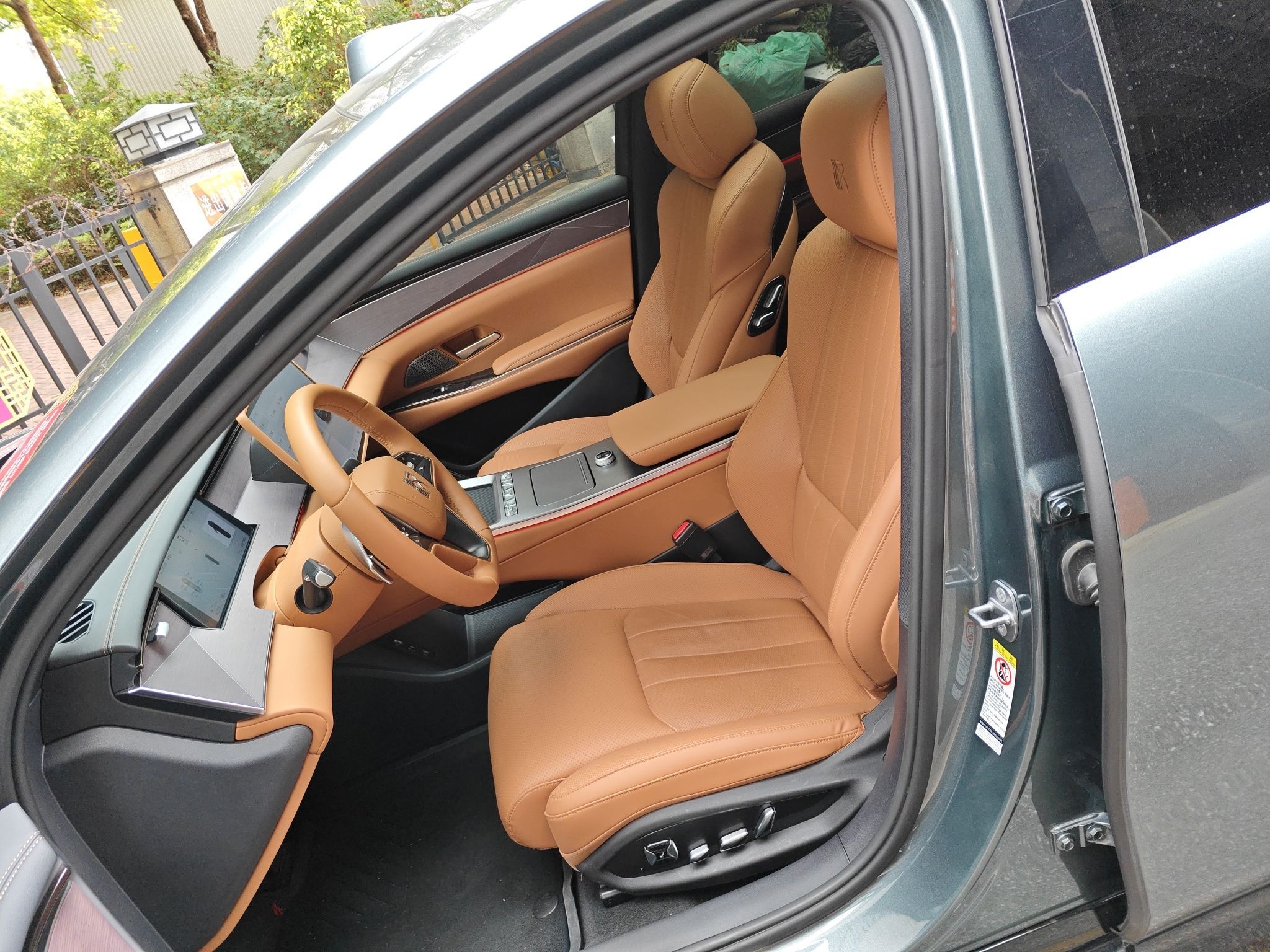 Переднее сиденье в автомобиле