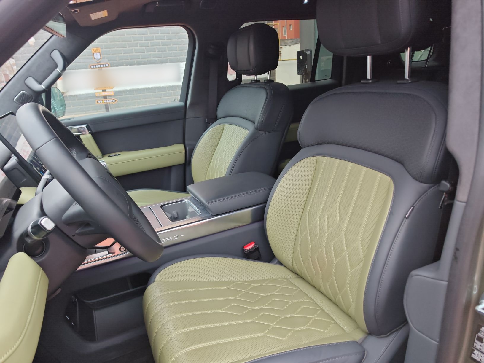 المقاعد الأمامية داخل السيارة