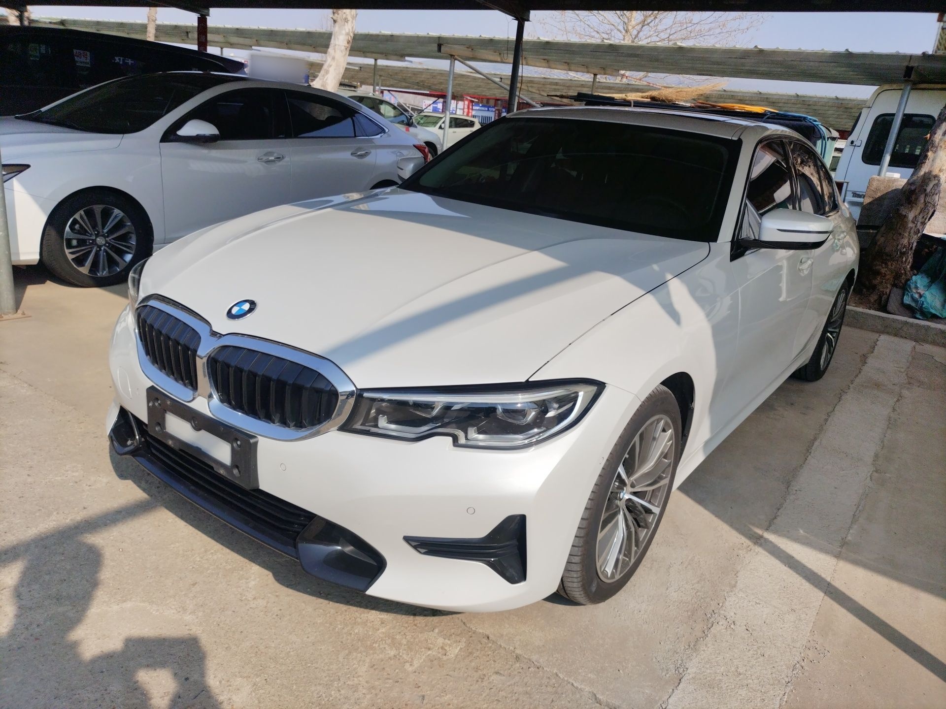 Под передней частью автомобиля