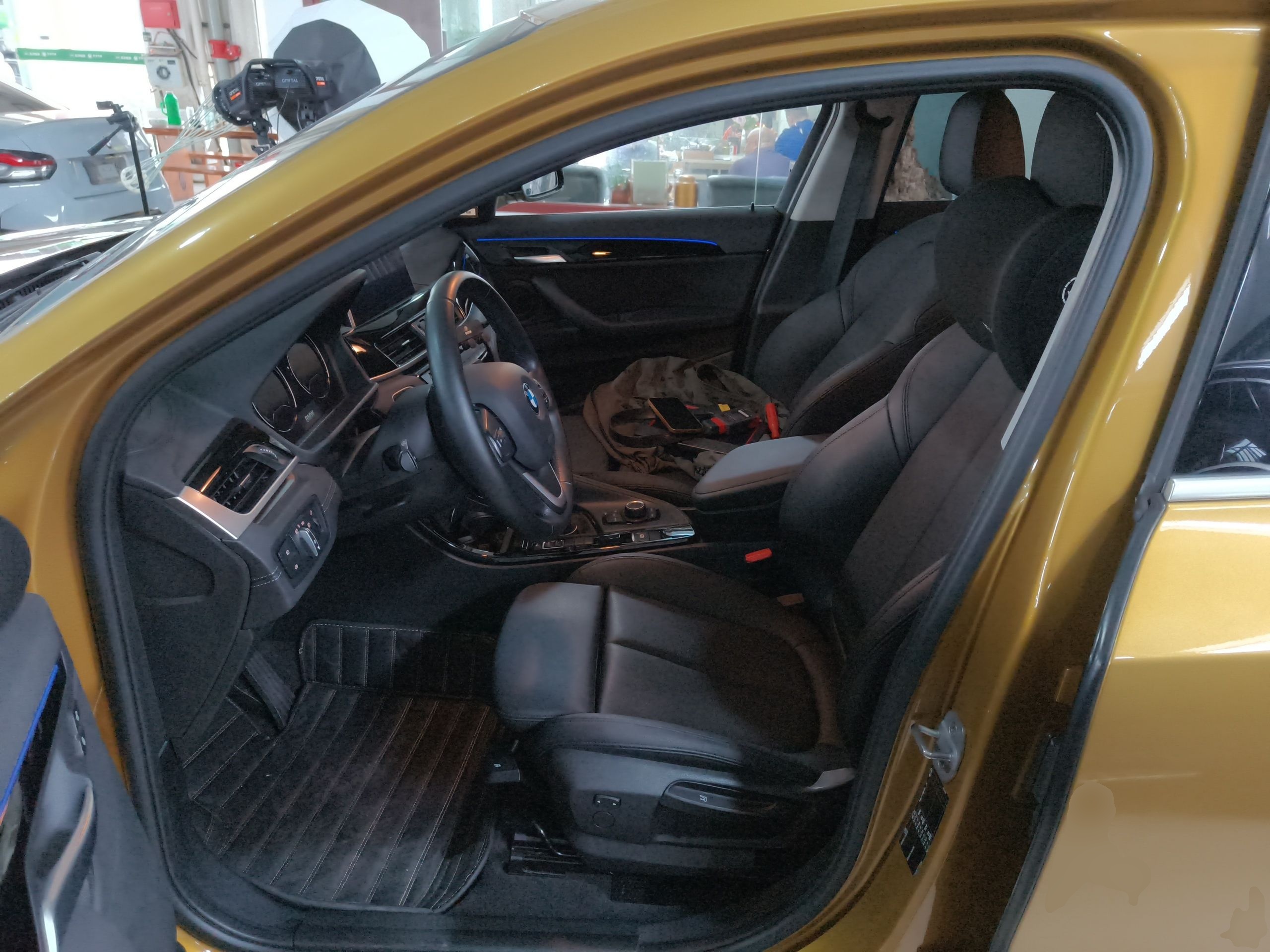 Переднее сиденье в автомобиле