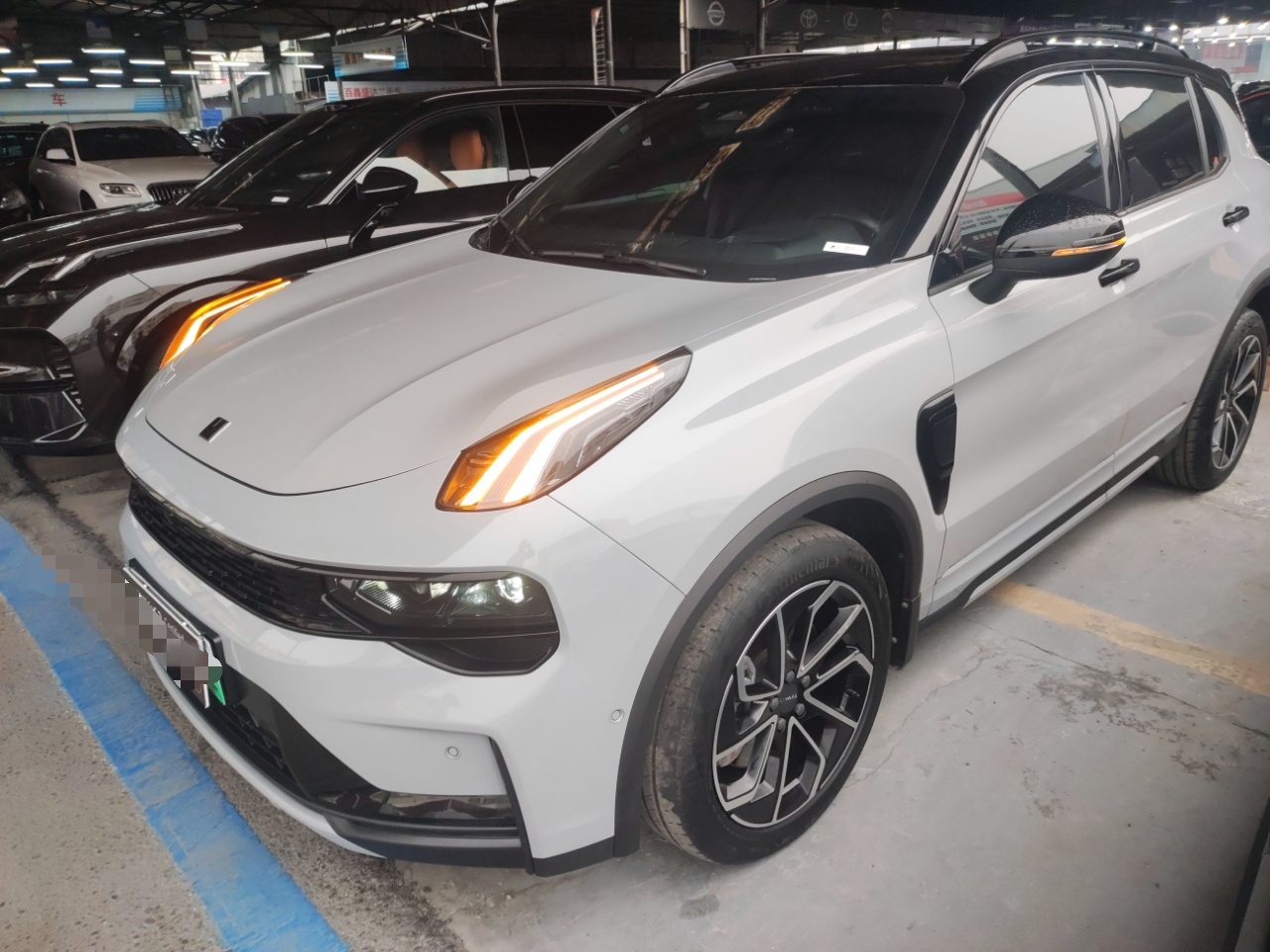 Под передней частью автомобиля