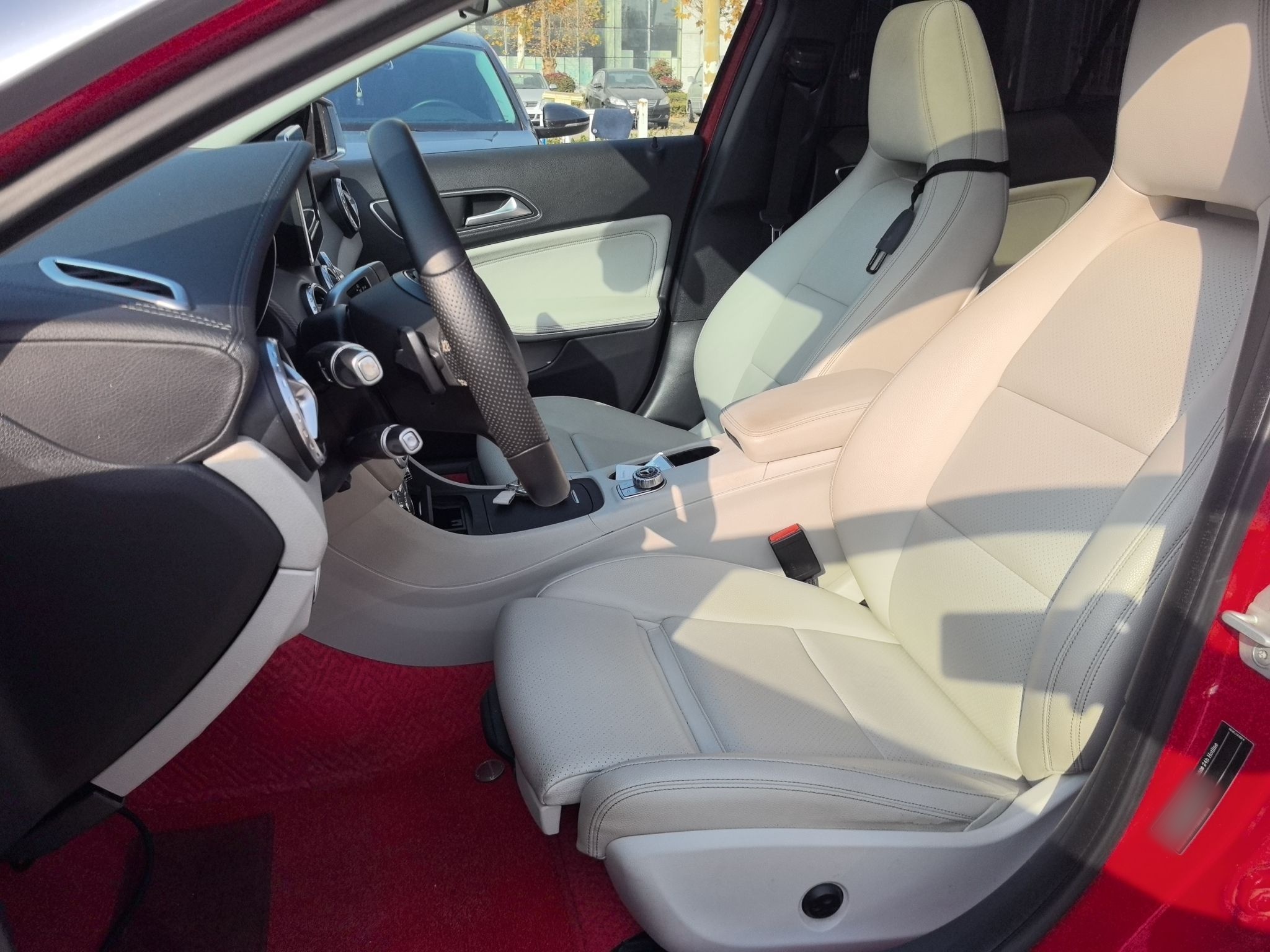 Переднее сиденье в автомобиле