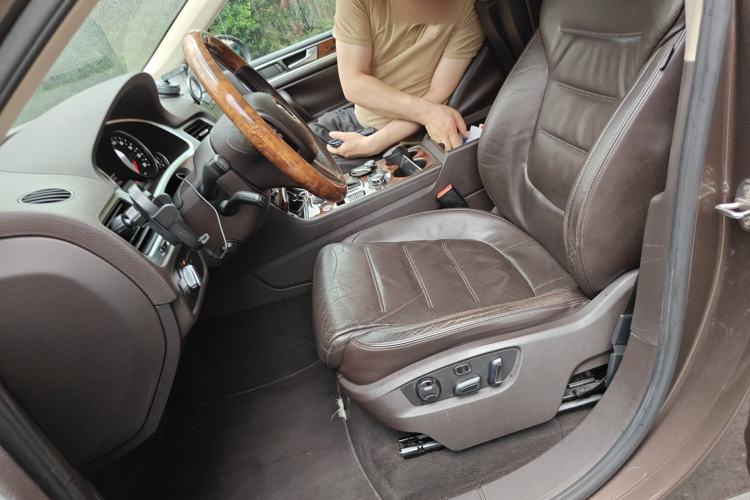 Used Volkswagen Touareg 2011 3.0 TSI High-End Version Left Front Seat