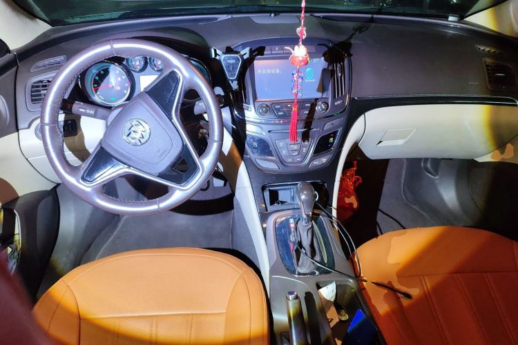 Used Buick Regal 2014 2.0L Leading Fashion Edition Center Console