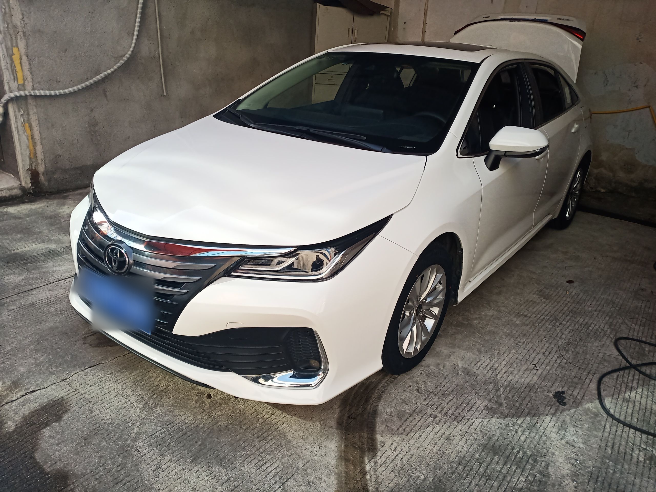 Под передней частью автомобиля