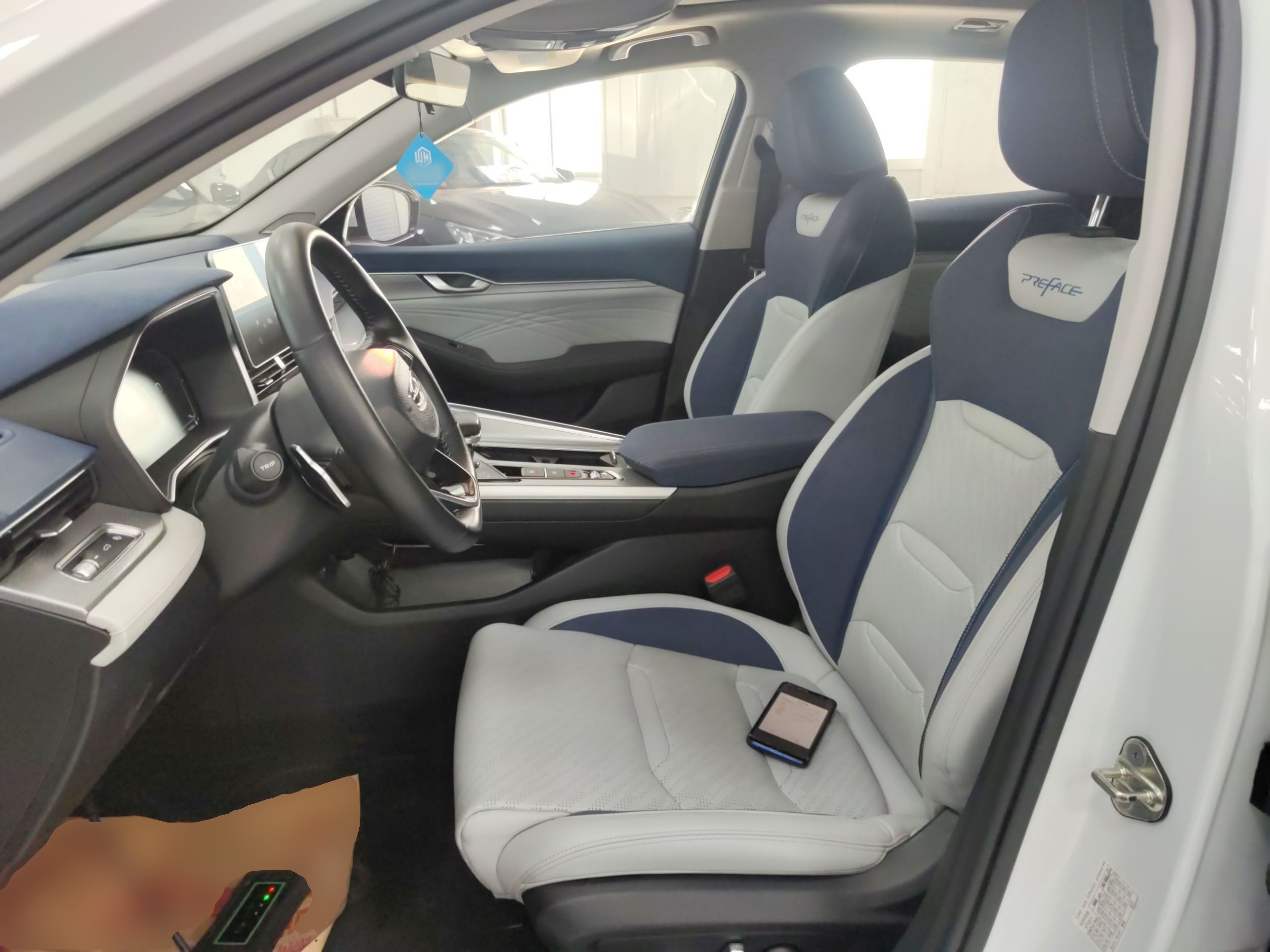 المقاعد الأمامية داخل السيارة