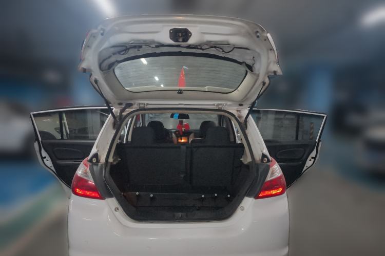 Used Venucia R50 2013 1.6L Manual Fashion Edition Trunk