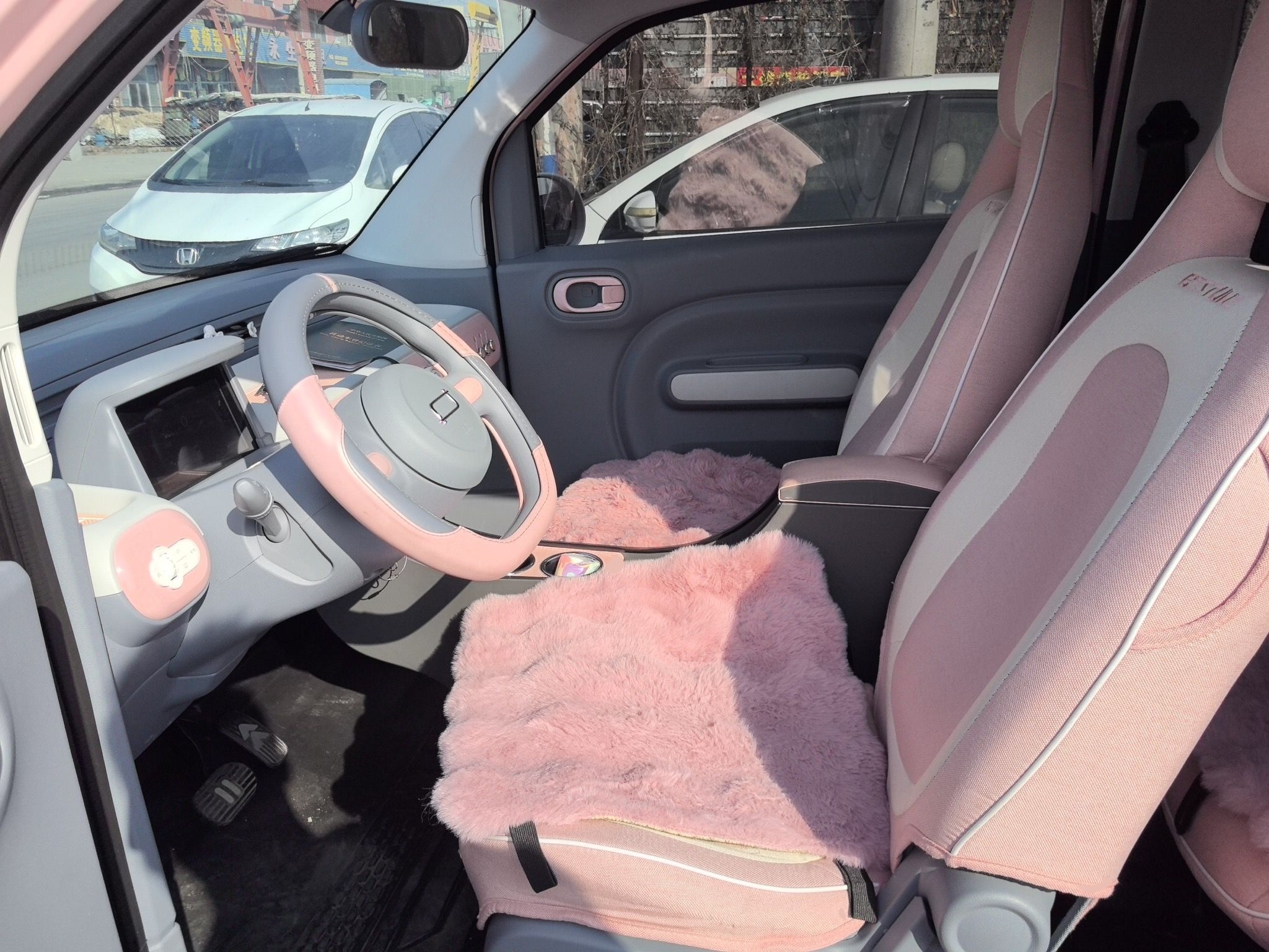 المقاعد الأمامية داخل السيارة