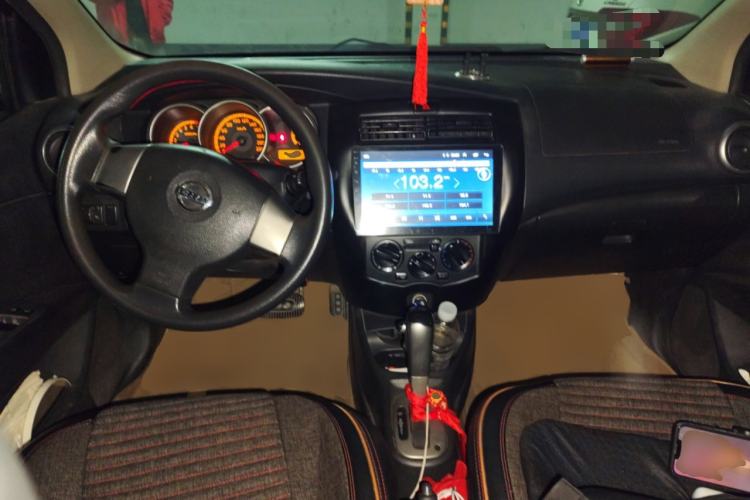 Used Nissan Livina 2010 JINRUI Edition 1.6L Automatic Standard Model Center Console