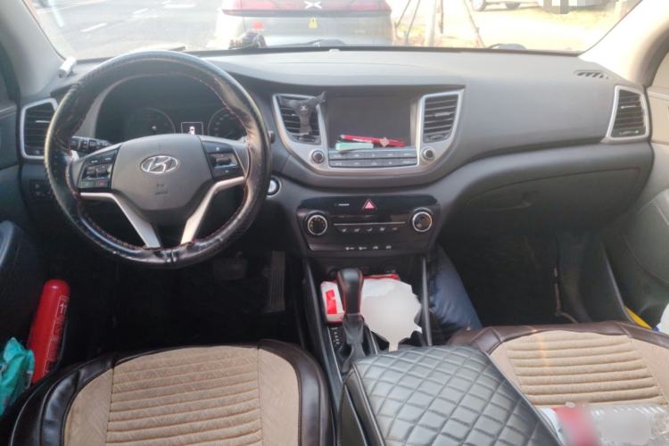 Used Hyundai Tucson 2015 2.0L Automatic Two-Wheel Drive Smart Version Center Console