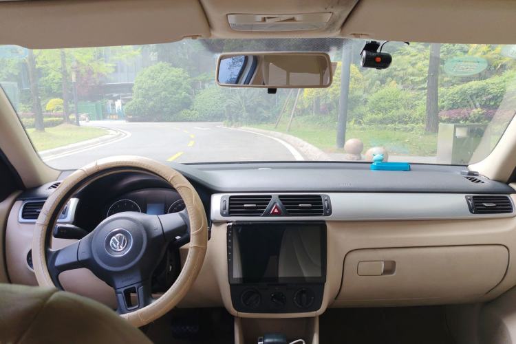 Used Volkswagen Bora 2012 1.6L Automatic Fashion Edition Center Console