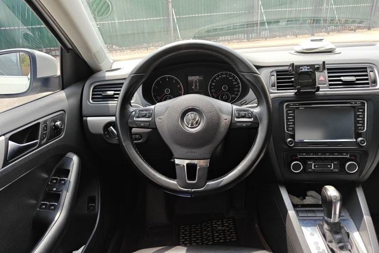 Used Volkswagen Sagitar 2012 1.4TSI Automatic Luxury Edition Steering Wheel