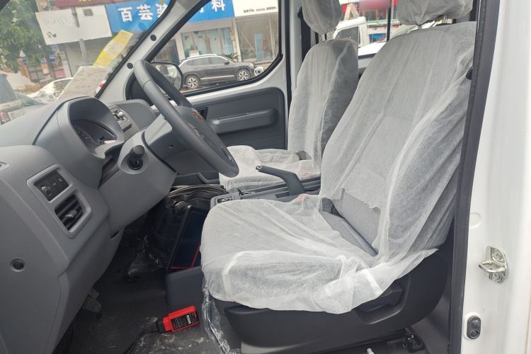 Used Wuling Yangguang 2024 300KM Comfort Version Passenger Van 75kW