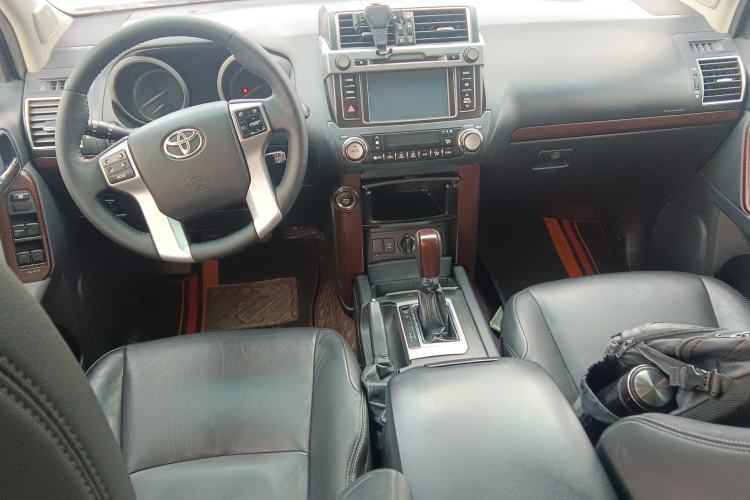 Used Toyota Prado 2014 4.0L Automatic TX-L Center Console