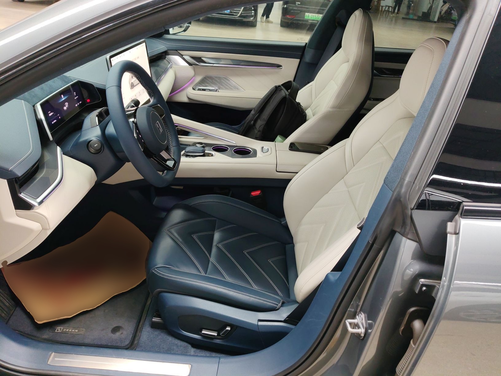 المقاعد الأمامية داخل السيارة